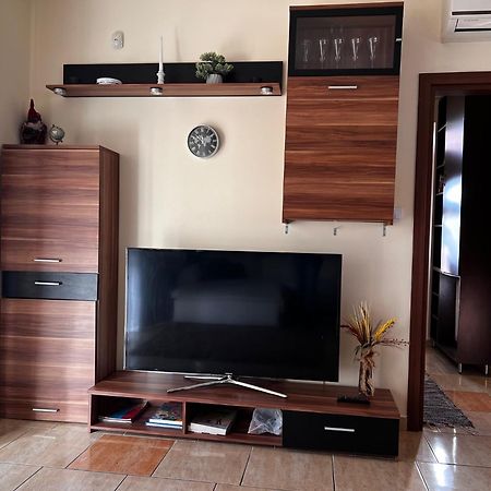 Airport Road/Repter Koezeli Haz Privat Parkoloval Appartement Boedapest Buitenkant foto
