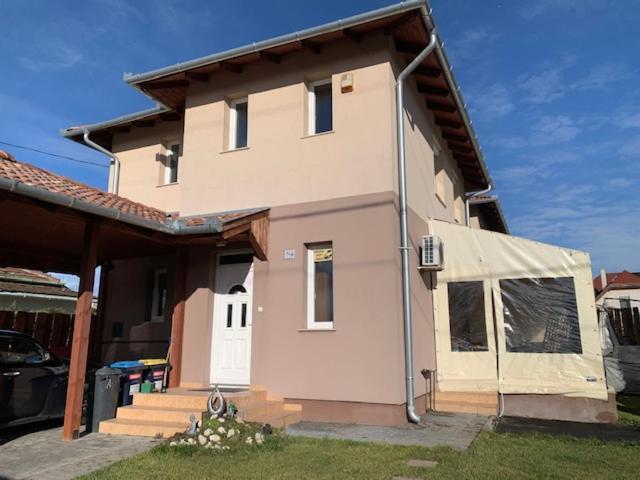 Airport Road/Repter Koezeli Haz Privat Parkoloval Appartement Boedapest Buitenkant foto