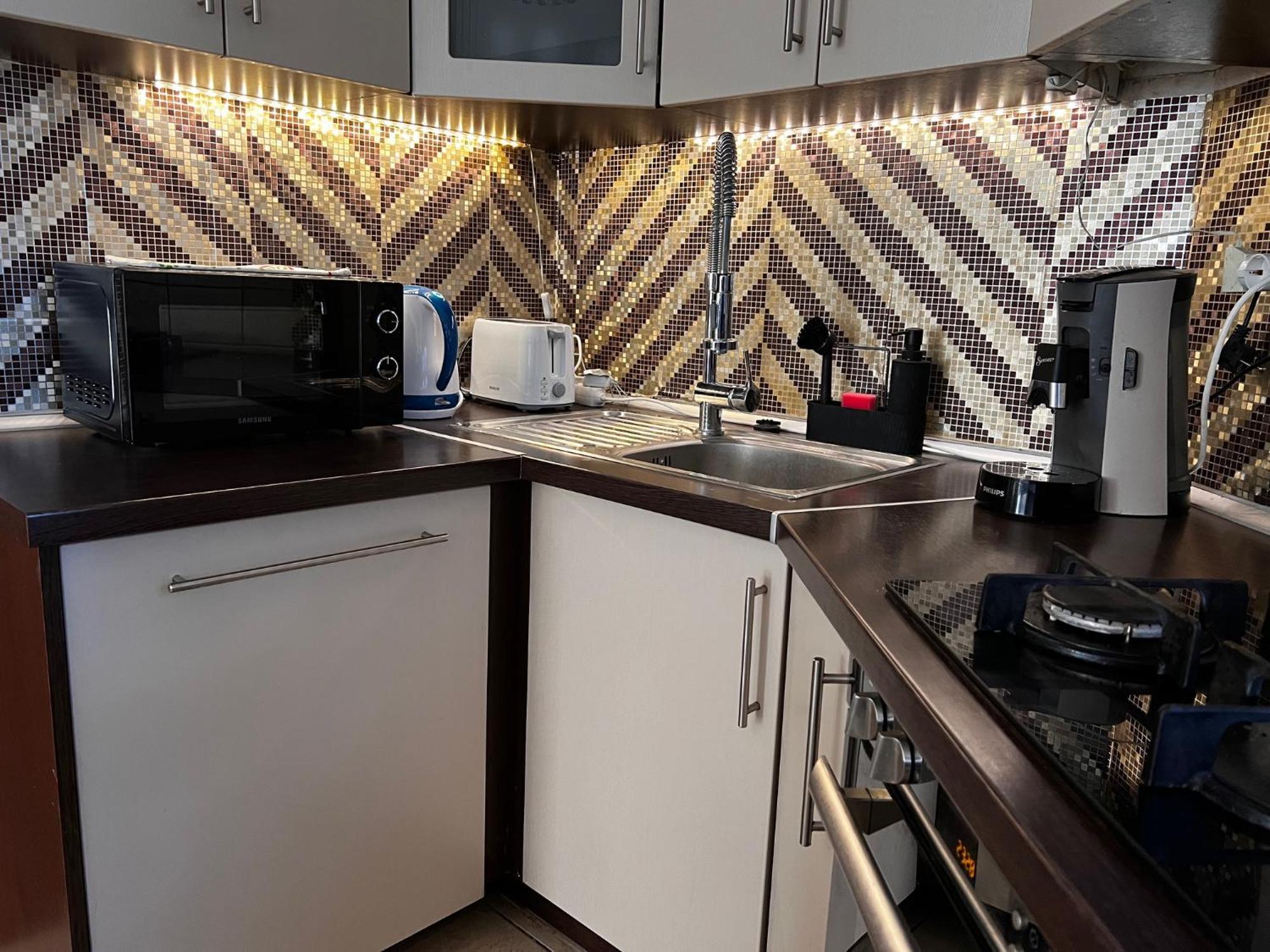 Airport Road/Repter Koezeli Haz Privat Parkoloval Appartement Boedapest Buitenkant foto
