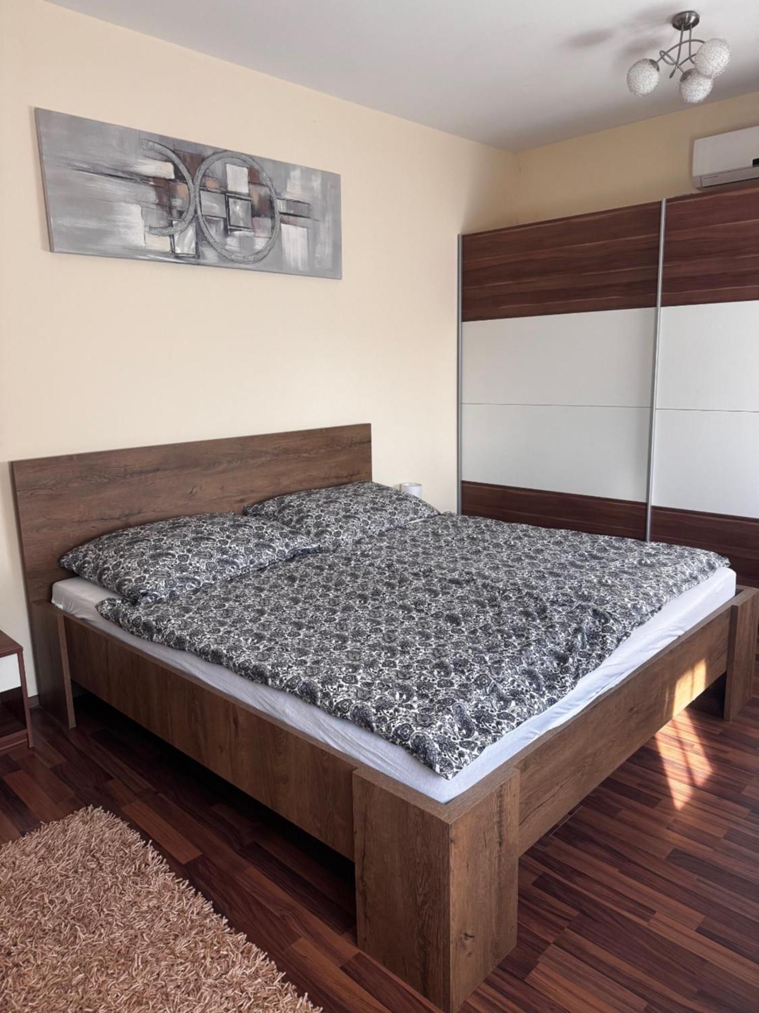Airport Road/Repter Koezeli Haz Privat Parkoloval Appartement Boedapest Buitenkant foto